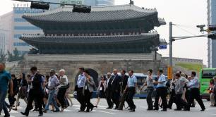 Commuters in Seoul 